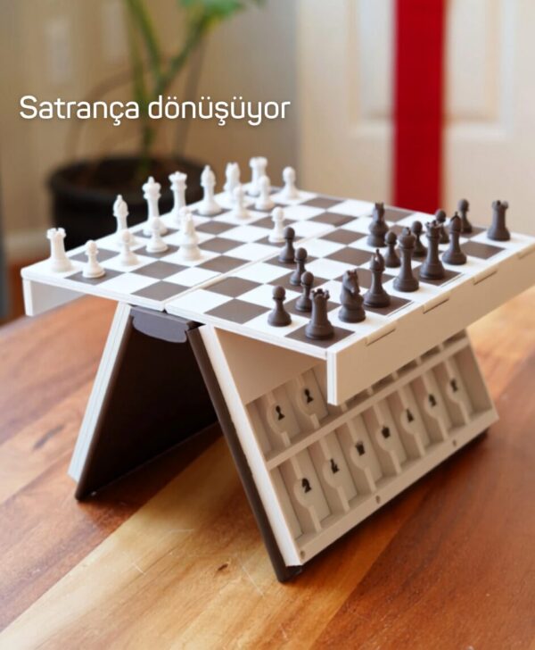 Kitap açıldığında satranç tahtasına dönüşüm