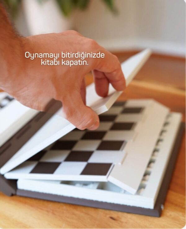 Satranç seti kitap formuna geri kapanırken